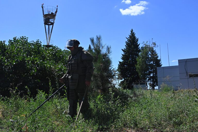 Военнослужащий группы разминирования международного противоминного центра ВС РФ производит разминирование территории мариупольского аэропорта