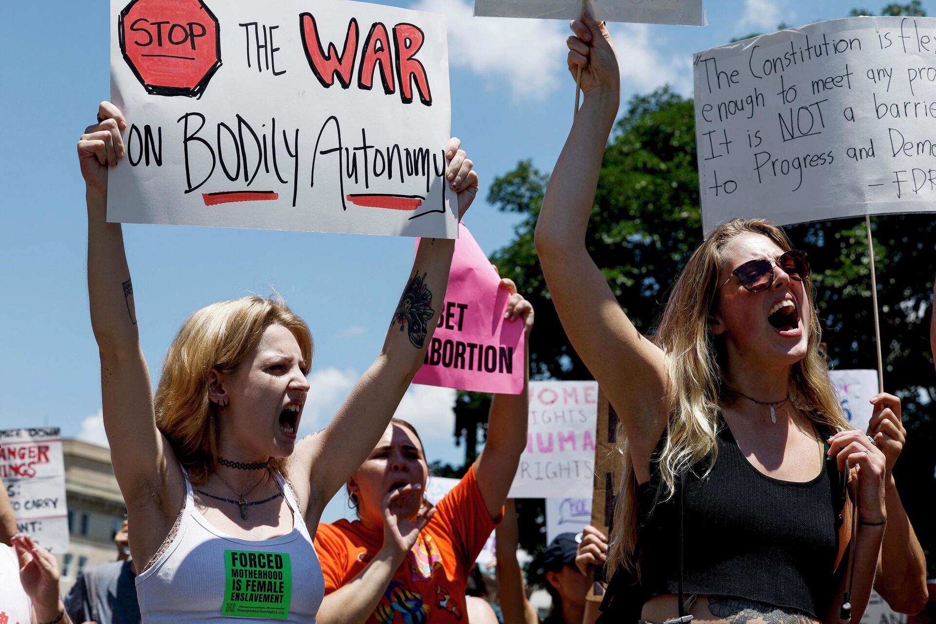 Активисты за права на аборт во время акции протеста в Вашингтоне возле здания Верховного суда США - РИА Новости, 1920, 21.07.2022