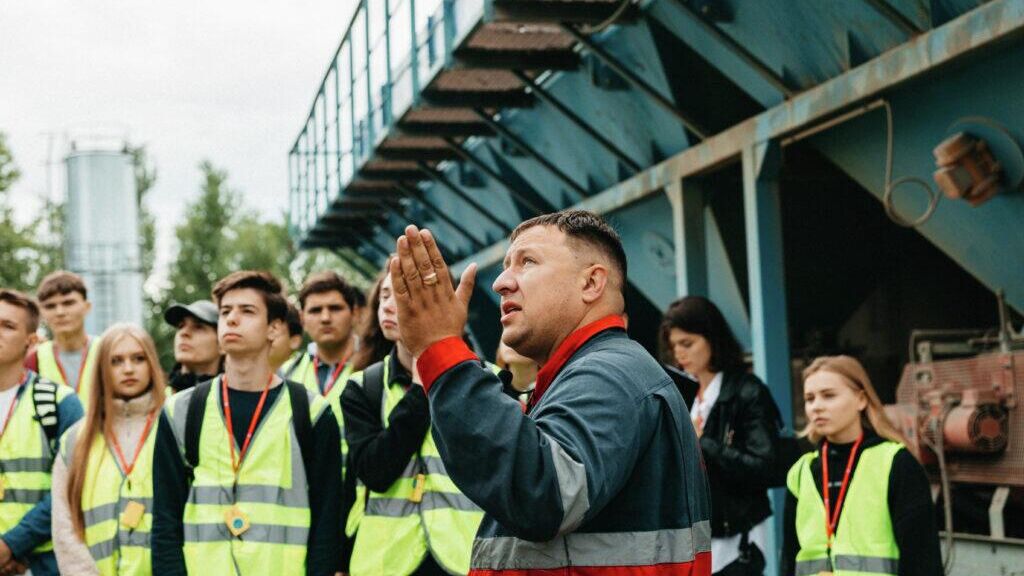 Специалисты ГБУ Автомобильные дороги провели экскурсию по бетонному заводу для студентов МГСУ - РИА Новости, 1920, 21.07.2022