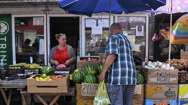 Продажа овощей и фруктов на стихийном рынке