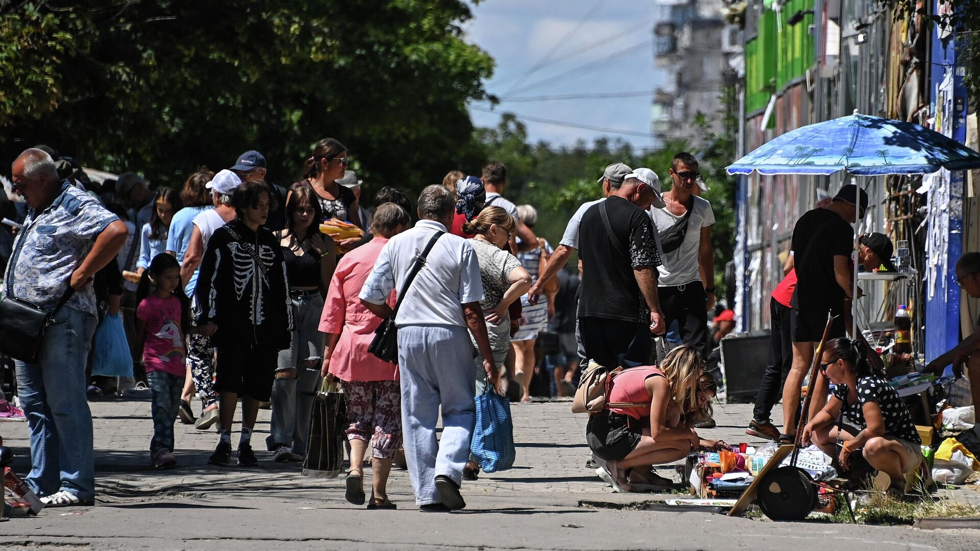 Люди на стихийном рынке в Мариуполе - РИА Новости, 1920, 22.08.2022