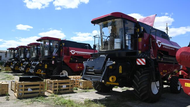 Подготовка зерноуборочных комбайнов для передачи в Запорожскую и Херсонскую области