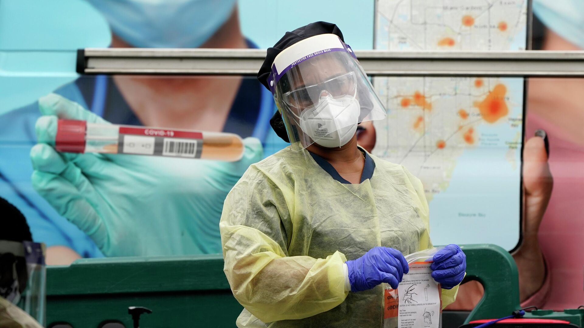 Ένας ιατρικός εργαζόμενος κάνει τεστ για COVID-19 στο Μαϊάμι ΔΩΡΕΑΝ ΝΕΑ