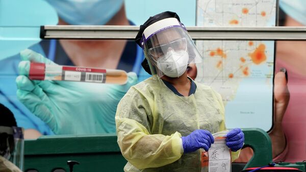 Медицинский работник проводит тестирование на COVID-19
