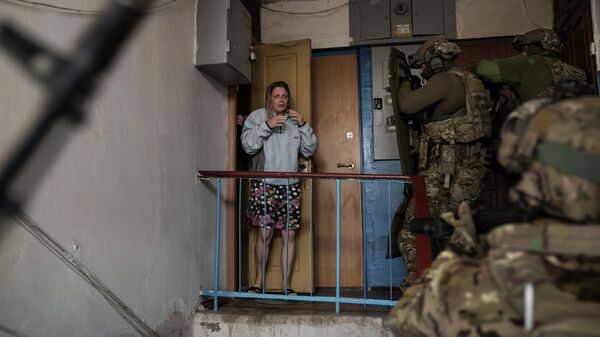 Военнослужащие Службы безопасности Украины во время операции по задержанию подозреваемых в пособничестве России в Харькове
