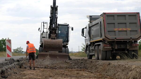 Ехать невозможно: ямы по колено – в Запорожской области ремонтируют трассу Мелитополь-Бердянск