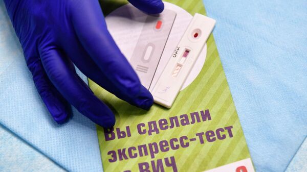 Медицинский работник производит экспресс-анализ крови в мобильном пункте анонимного экспресс-тестирования на ВИЧ 