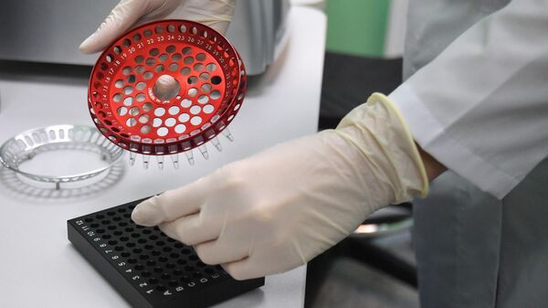 Лаборант Научного центра по профилактике и борьбе со СПИДом в Москве проводит ПЦР-анализ на ВИЧ-инфекцию