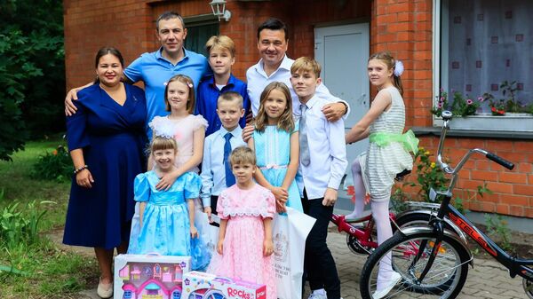 Воробьев навестил приемную семью из Люберец принявшую 9 детей из Донбасса