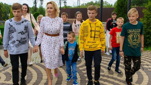 Уполномоченный при президенте РФ по правам ребенка Мария Львова-Белова передала детей-сирот, вывезенных из Донбасса, приемным семьям из Калужской области