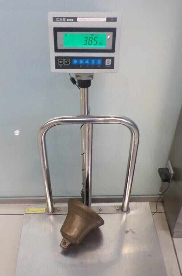 Малый церковный колокол обнаруженный таможенниками в багаже пассажира в аэропорту Кольцово Малый церковный колокол обнаруженный таможенниками в багаже пассажира в аэропорту Кольцово - РИА Новости, 1920, 22.07.2022