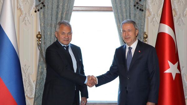 Министр обороны РФ Сергей Шойгу и министр обороны Турции Хулуси Акар во время встречи в Стамбуле