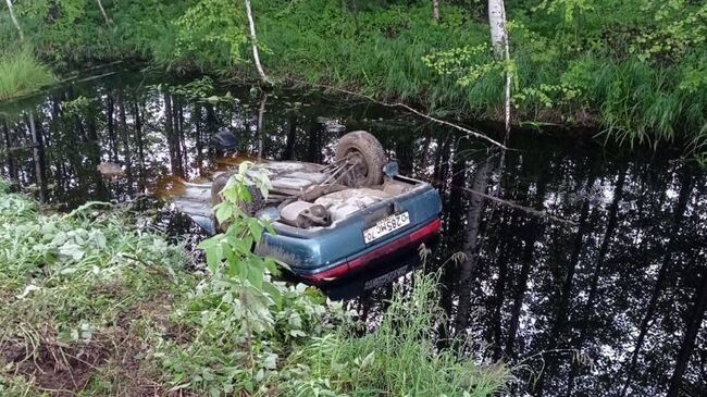 На трассе Белый Яр - Колпашево в канаве обнаружен перевернутый автомобиль Toyota Corolla