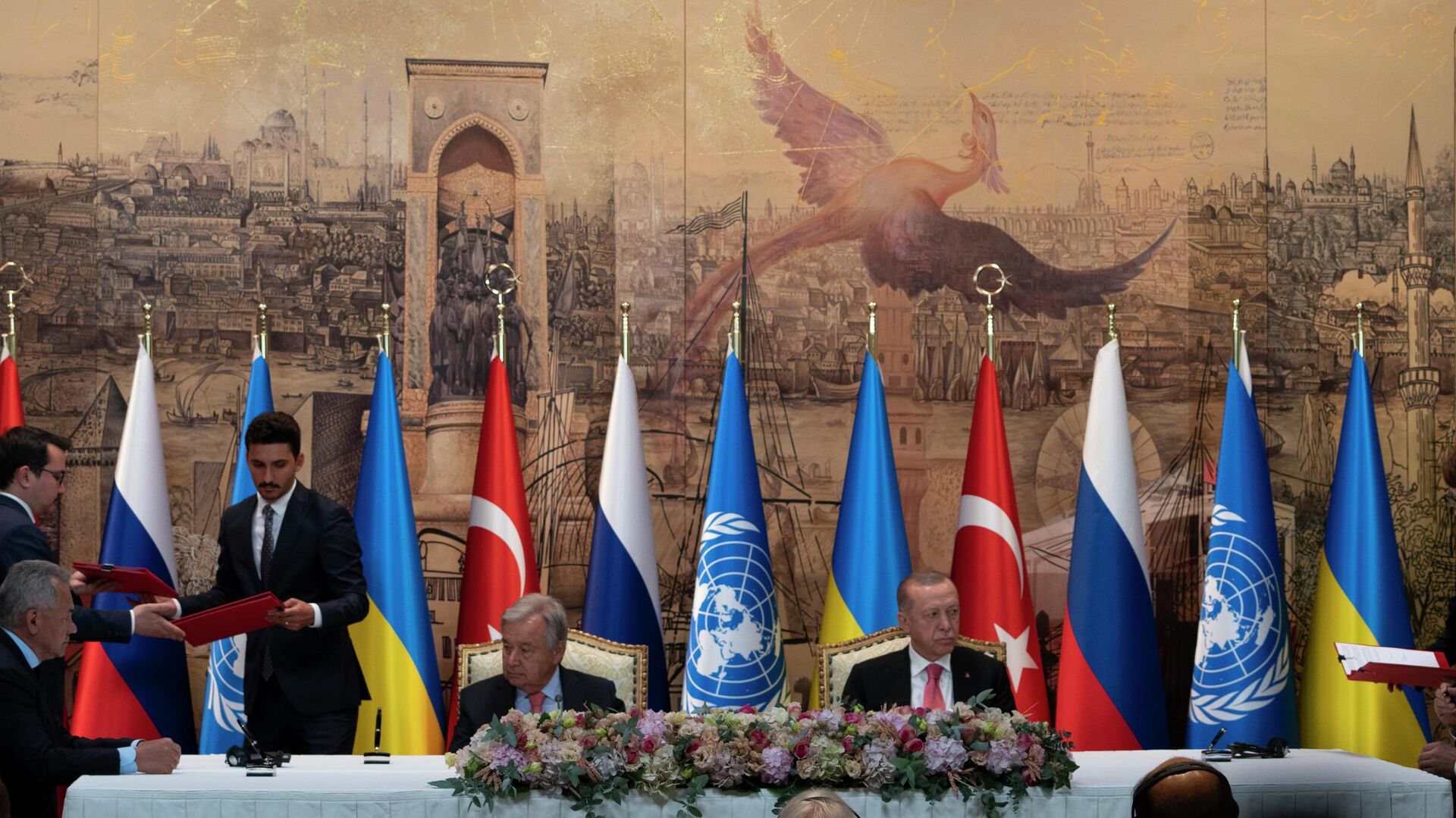 Генеральный секретарь ООН Антониу Гутерриш и президент Турции Реджеп Тайип Эрдоган на церемонии подписания продуктовой сделки в Стамбуле - РИА Новости, 1920, 23.07.2022