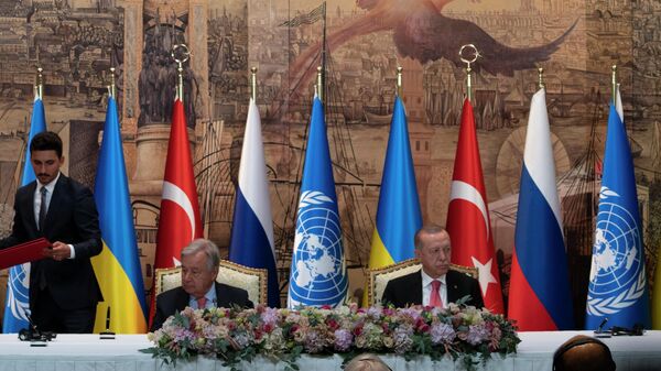 Генеральный секретарь ООН Антониу Гутерриш и президент Турции Реджеп Тайип Эрдоган на церемонии подписания продуктовой сделки в Стамбуле