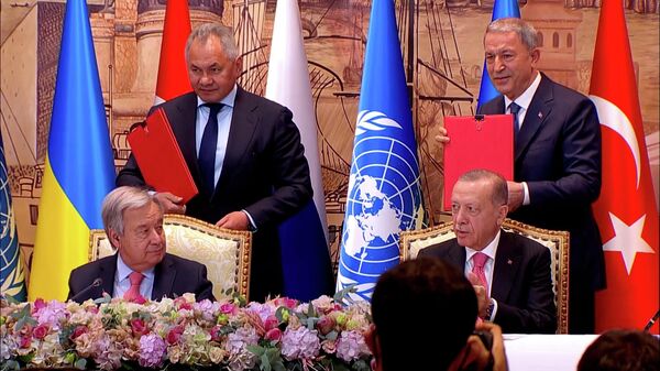 Кадры подписания продуктовой сделки России с ООН и Турцией