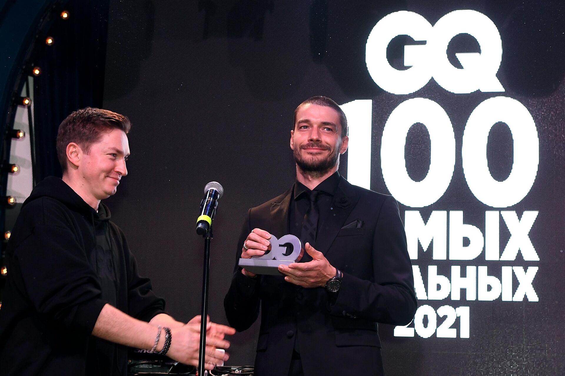 Главный редактор русского GQ Игорь Гаранин и актер Максим Матвеев во время получения приза рейтинга 100 самых стильных по версии GQ Главный редактор русского GQ Игорь Гаранин и актер Максим Матвеев во время получения приза рейтинга 100 самых стильных по версии GQ - РИА Новости, 1920, 13.09.2025