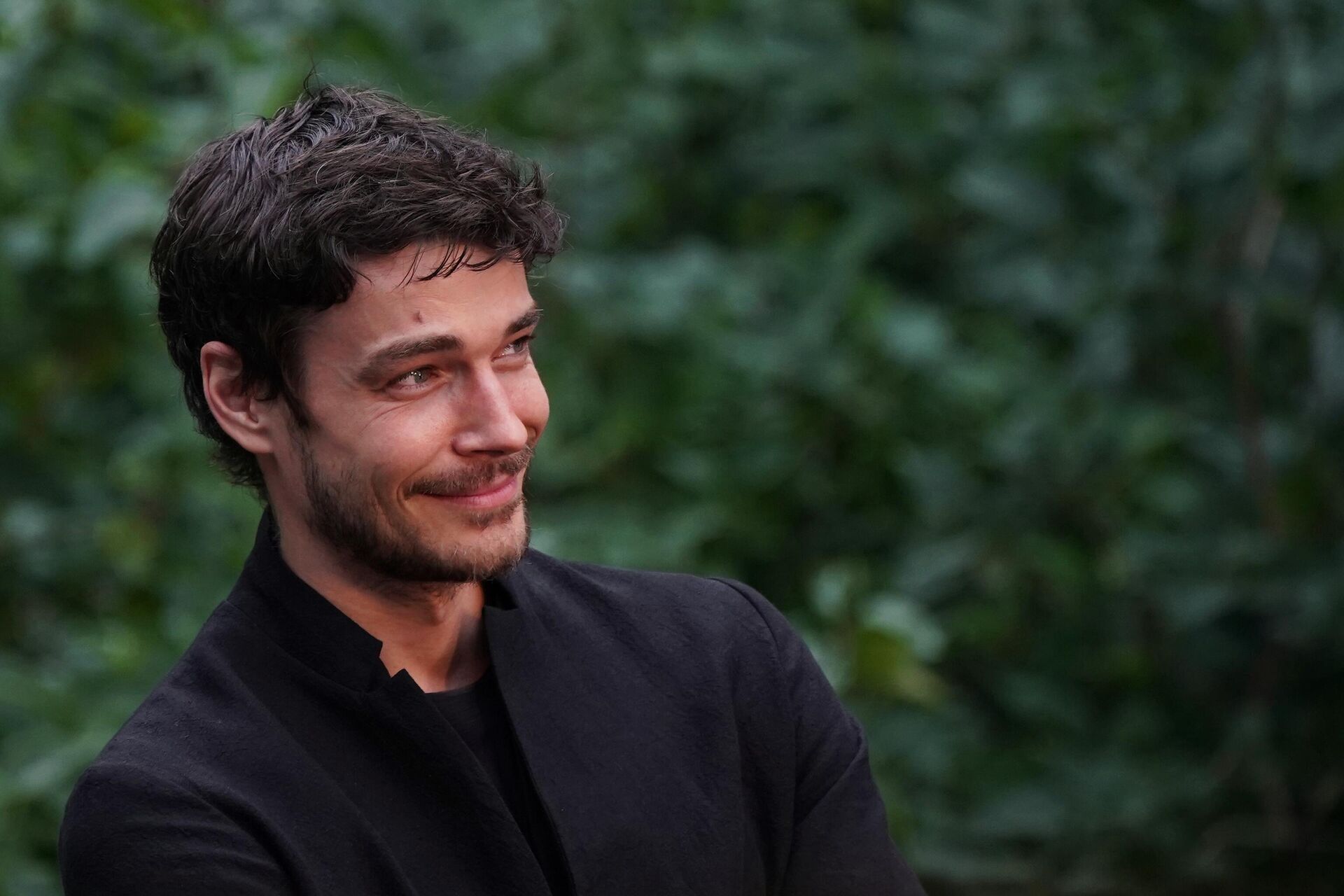 Актер Максим Матвеев на ежегодном летнем фестивале БеспринцЫпные чтения в саду Эрмитаж Актер Максим Матвеев на ежегодном летнем фестивале БеспринцЫпные чтения в саду Эрмитаж - РИА Новости, 1920, 13.09.2025