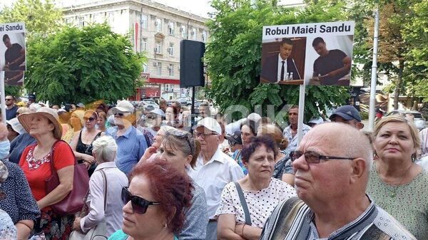 Сторонники и члены Партии Шор пикетируют в пятницу здание Генеральной прокуратуры Молдовы в поддержку Марины Таубер