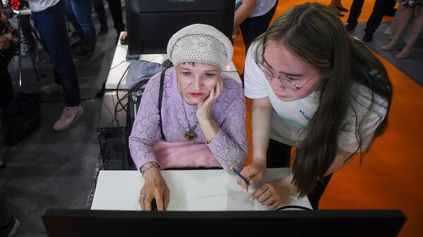 Студенты обучают пенсионеров пользоваться персональным компьютером