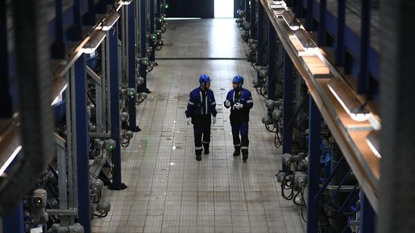 Работники на участке угольных фильтров очистных сооружений на Московском нефтеперерабатывающем заводе
