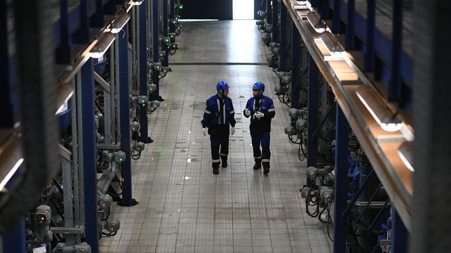 Работники на нефтеперерабатывающем заводе