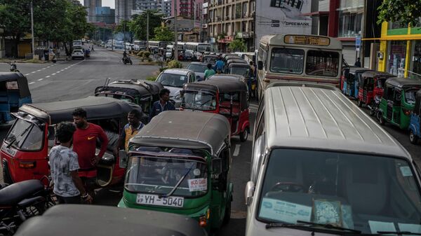 Автомобили в очереди за бензином на заправочной станции в Коломбо, Шри-Ланка