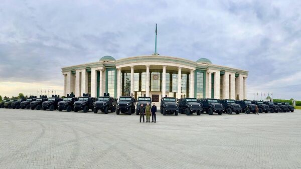 Глава Чечни Рамзан Кадыров, И.О. командующего войсками ЮВО Сергей Кузовлева и председатель Парламента ЧР Магомед Даудов на смотре бронеавтомобилий Ахмат, приобретенной для нужд военных