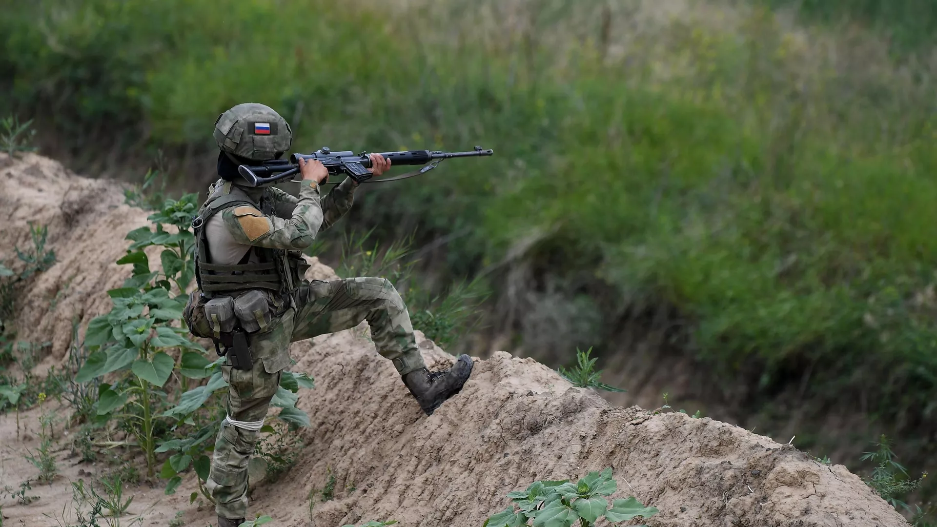 Военнослужащий ВС РФ в секторе специальной военной операции на Украине - РИА Новости, 1920, 28.05.2025