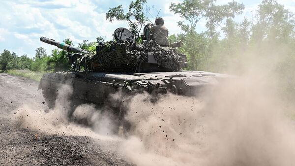 Украинские военнослужащие на танке Т-72