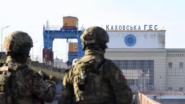 Военнослужащие РФ возле здания Каховской ГЭС