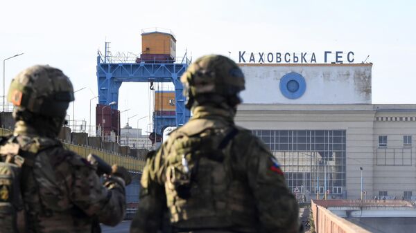 Военнослужащие РФ возле здания Каховской ГЭС