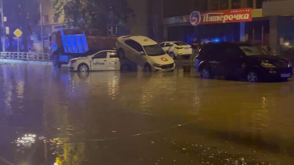 Затопленные подземные переходы, машины по колеса в воде: улицы после сильного ливня