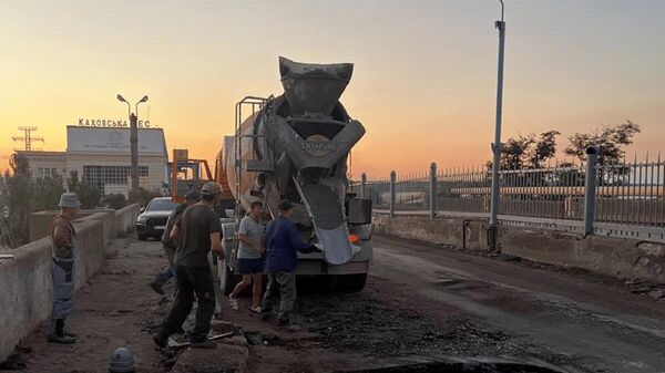 Ремонт дороги возле Каховской ГЭС после украинского удара американскими ракетами HIMARS