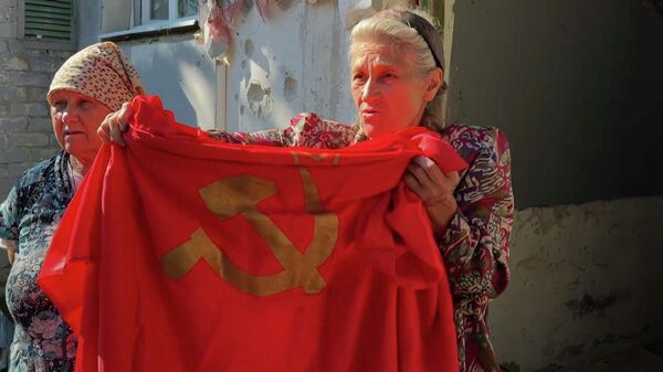 Вещь драгоценная  – бабушка из ЛНР передала Знамя Победы российским солдатам