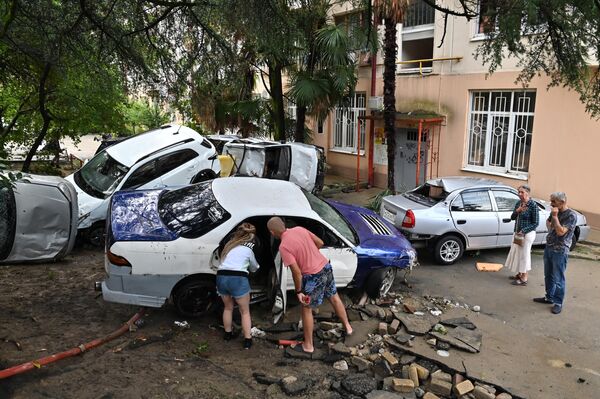 Автомобили, пострадавшие из-за сильного наводнения, на Донской улице в Сочи