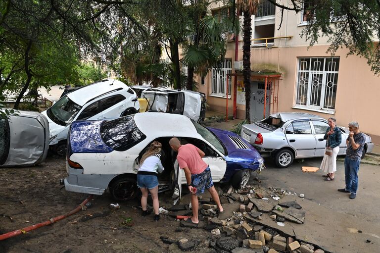 Автомобили, пострадавшие из-за сильного наводнения, на Донской улице в Сочи