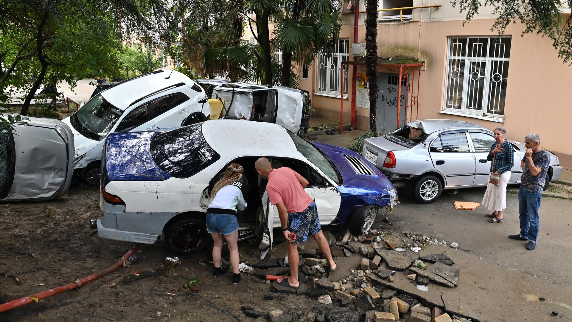 Автомобили, пострадавшие из-за сильного наводнения, на Донской улице в Сочи - РИА Новости, 1920, 24.07.2022