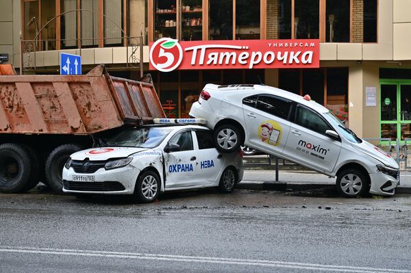 Автомобили, пострадавшие из-за сильного наводнения, на Донской улице в Сочи