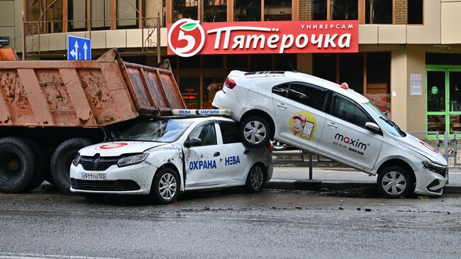 Автомобили, пострадавшие из-за сильного наводнения, на Донской улице в Сочи