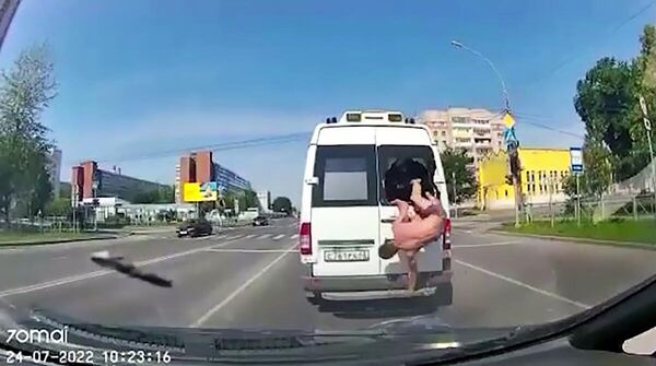 Скриншот записи с видеорегистратора Скриншот записи с видеорегистратора