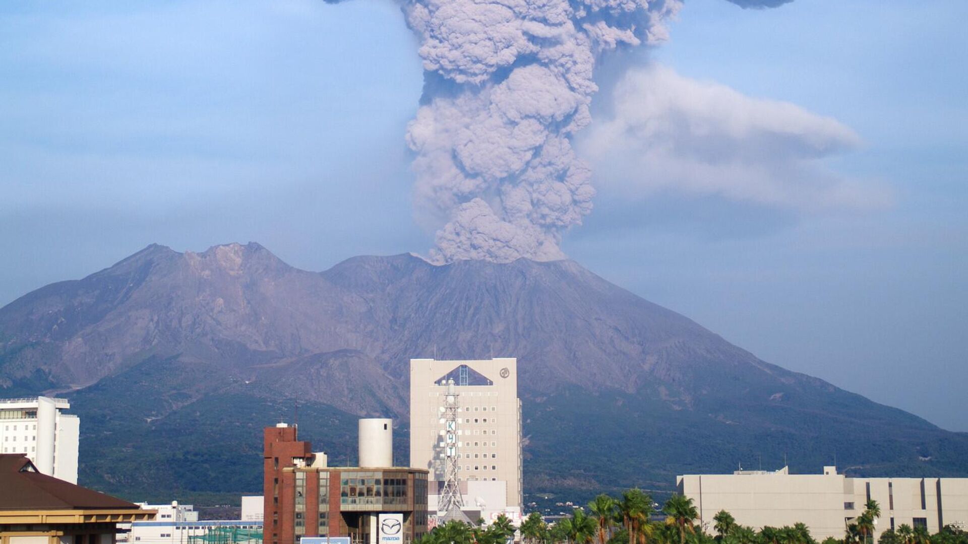 Извержение вулкана Сакурадзима в Японии - РИА Новости, 1920, 24.07.2022