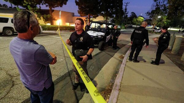Полицейский на месте стрельбы в парке Пек в Лос-Анджелесе
