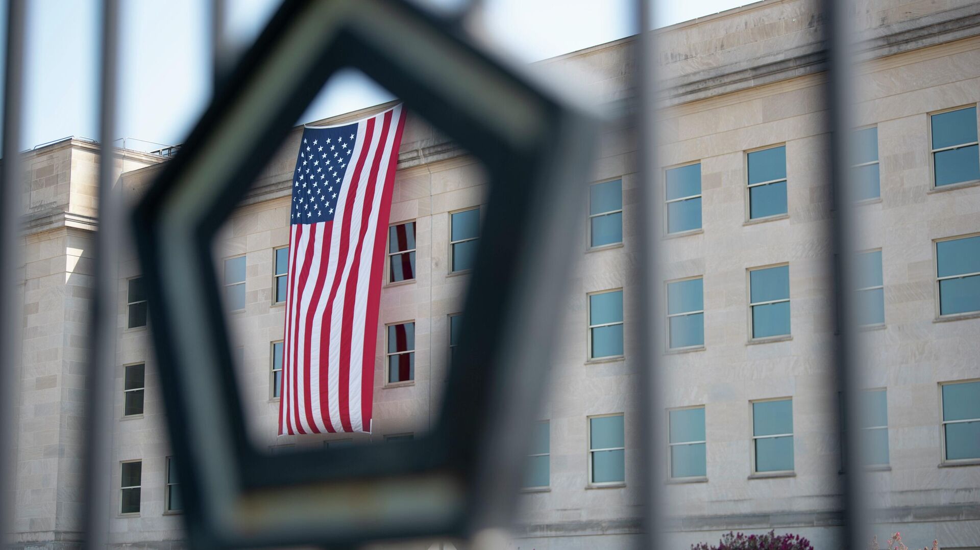 Американский флаг на здании Министерства обороны США в годовщину терактов 11 сентября, Вашингтон - РИА Новости, 1920, 10.10.2022