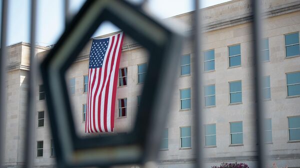 Американский флаг на здании Министерства обороны США в годовщину терактов 11 сентября, Вашингтон