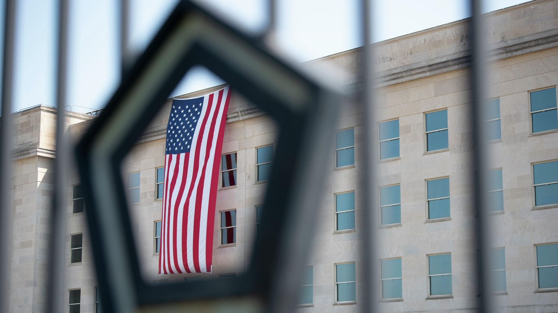 Американский флаг на здании Министерства обороны США. Архивное фото - РИА Новости, 1920, 10.01.2023