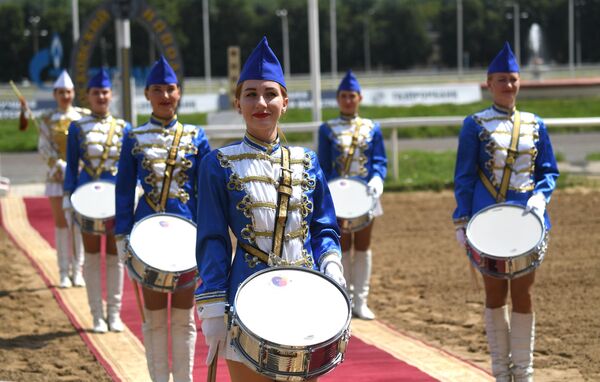 Барабанщицы выступают перед началом скачек в честь 20-летия конного завода Донской на Центральном Московском ипподроме