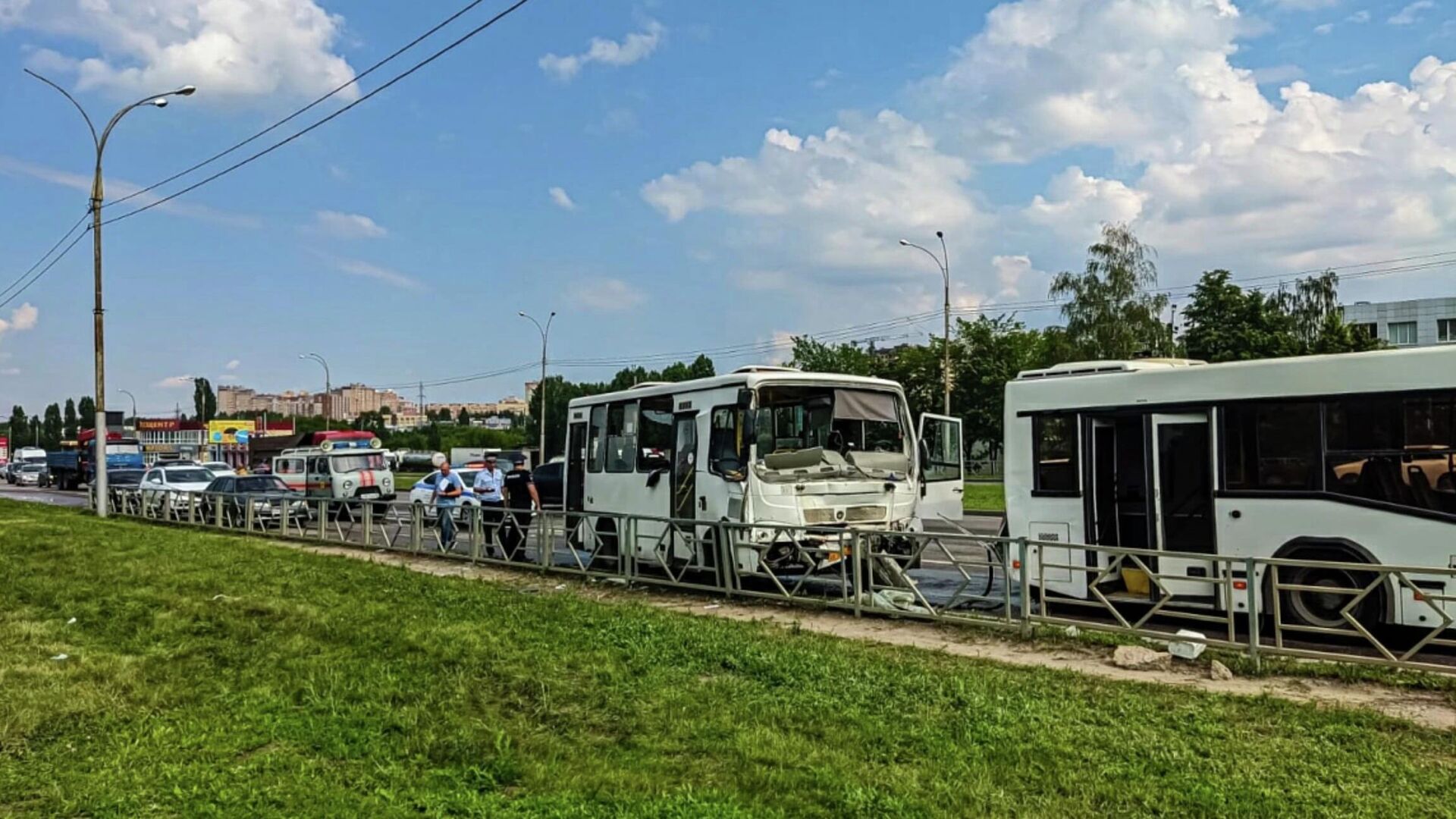 На месте ДТП с двумя рейсовыми пассажирскими автобусами и легковым автомобилем в Липецке - РИА Новости, 1920, 25.07.2022