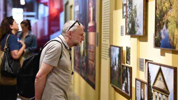 Посетители на фотовыставке Чувство дома в Еврейском музее и центре толерантности в Москве