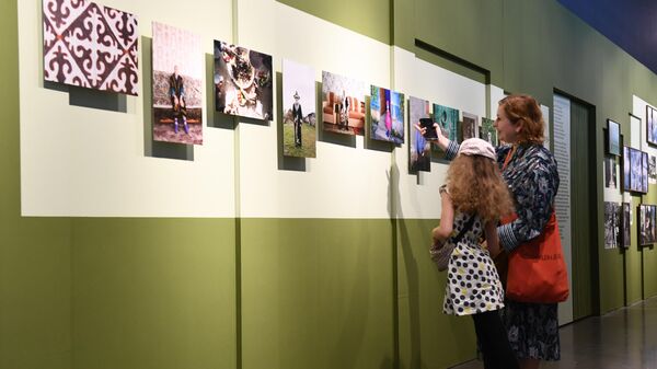 Посетители на фотовыставке Чувство дома в Еврейском музее и центре толерантности в Москве